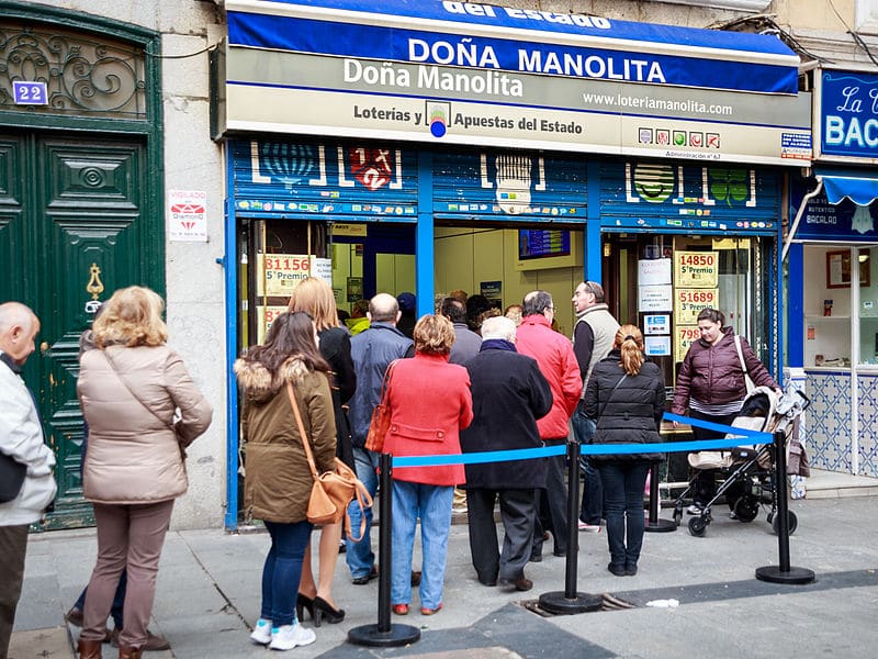 Gente haciendo cola para comprar lotería en Doña Manolita