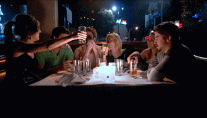 Amigos brindando con cerveza