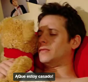 Pablo duerme y habla con su peluche