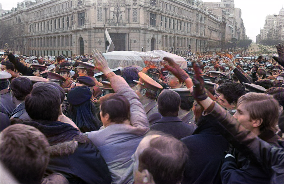 4 El entierro del gobernador militar de Madrid, el general Constantino Ortín, asesinado el 3 de enero de 1979 a la puerta de su domicilio, se transformó en una manifestación contra el sistema democráti